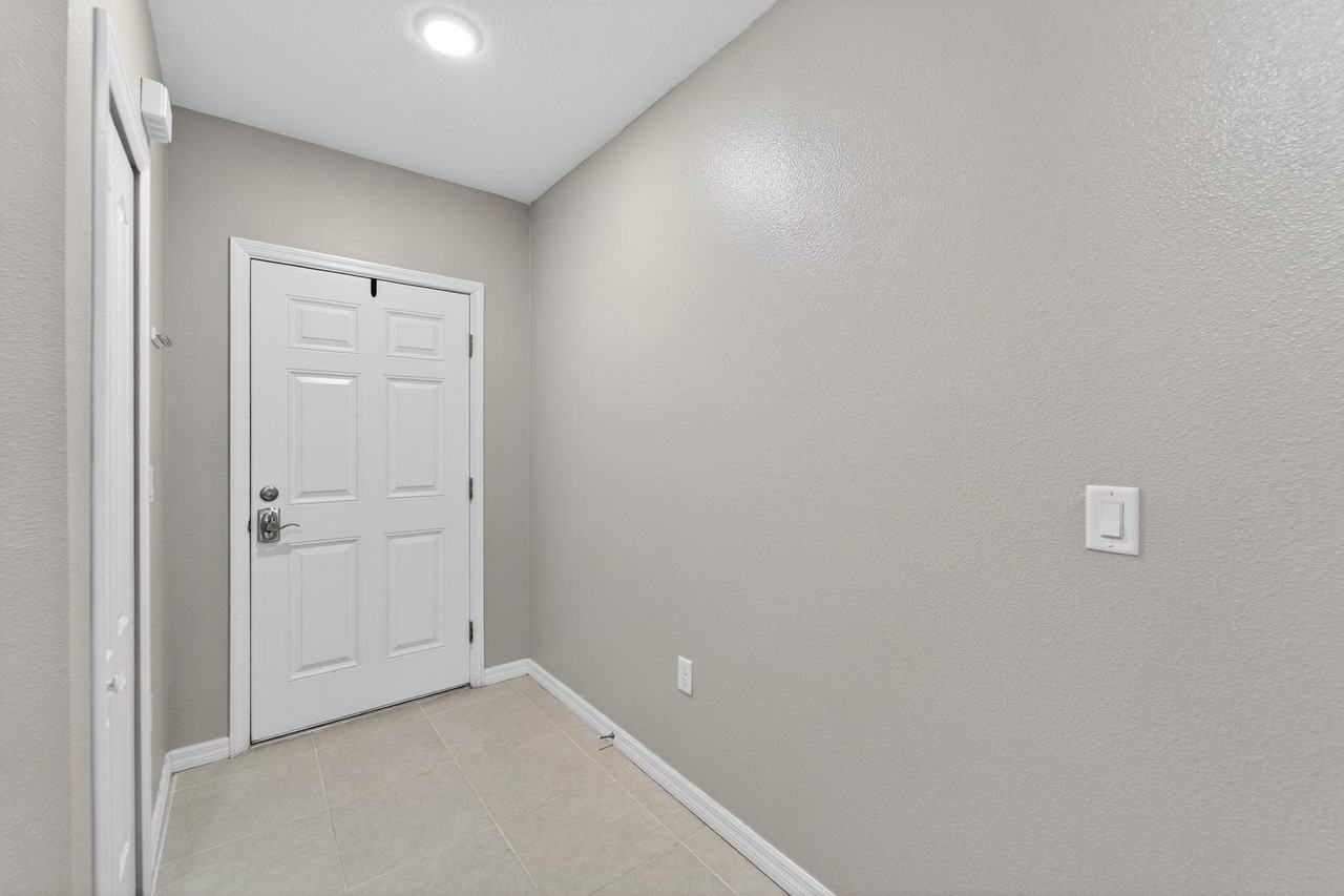 3842 Hampstead Ln - Photo 5 of 50