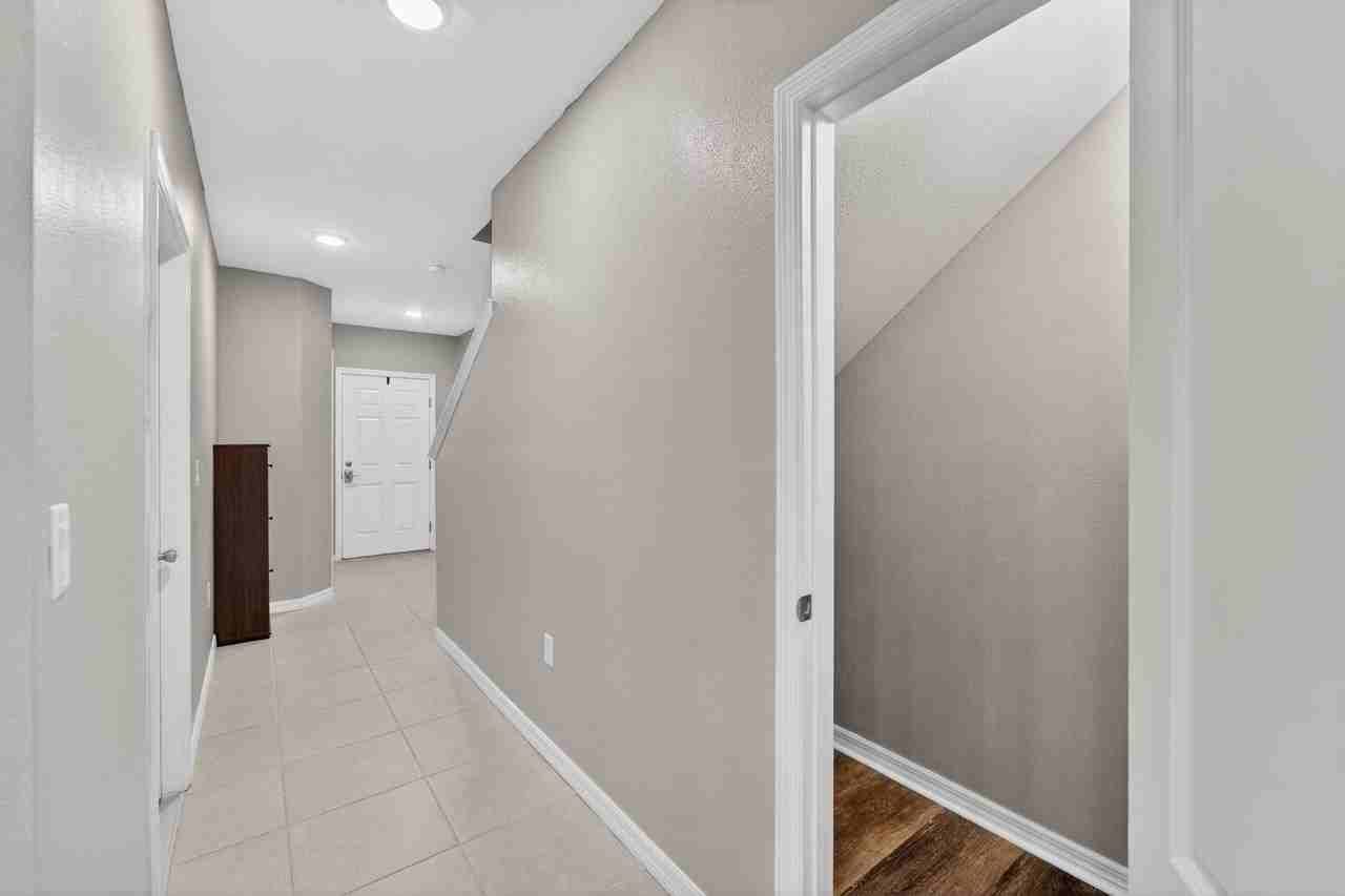 3842 Hampstead Ln - Photo 7 of 50