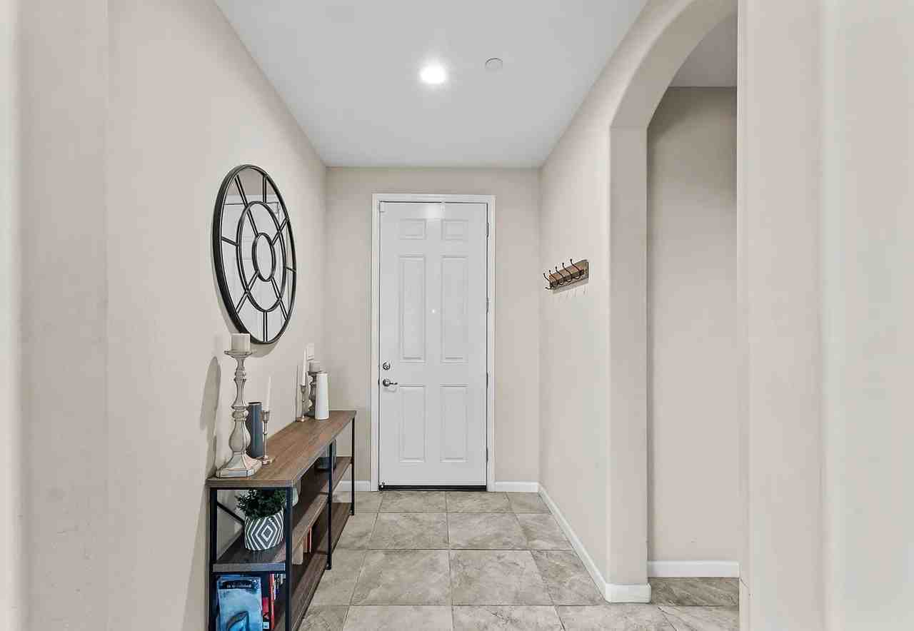 1727 Bristol Ave - Photo 4 of 39