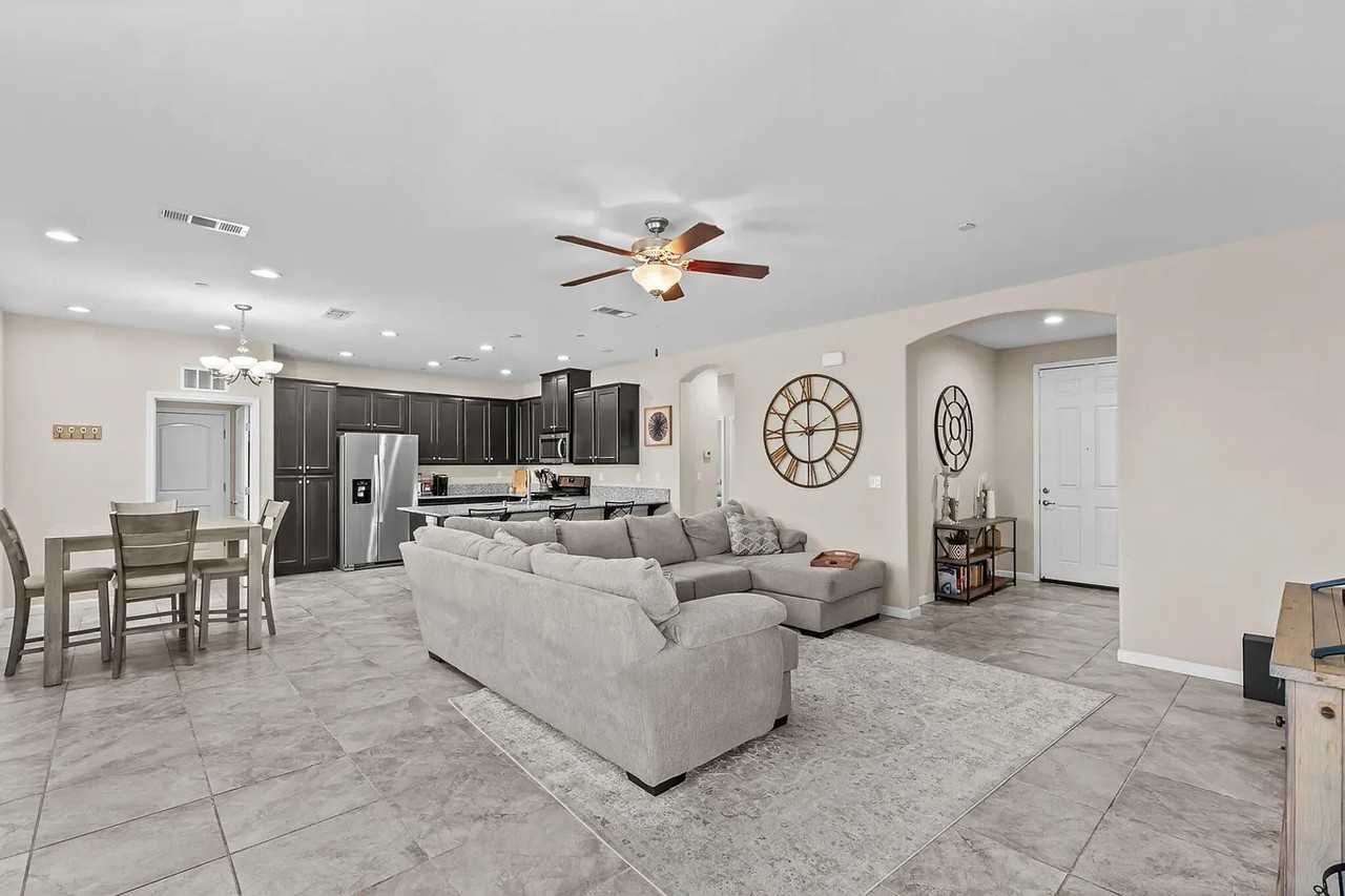 1727 Bristol Ave - Photo 5 of 39