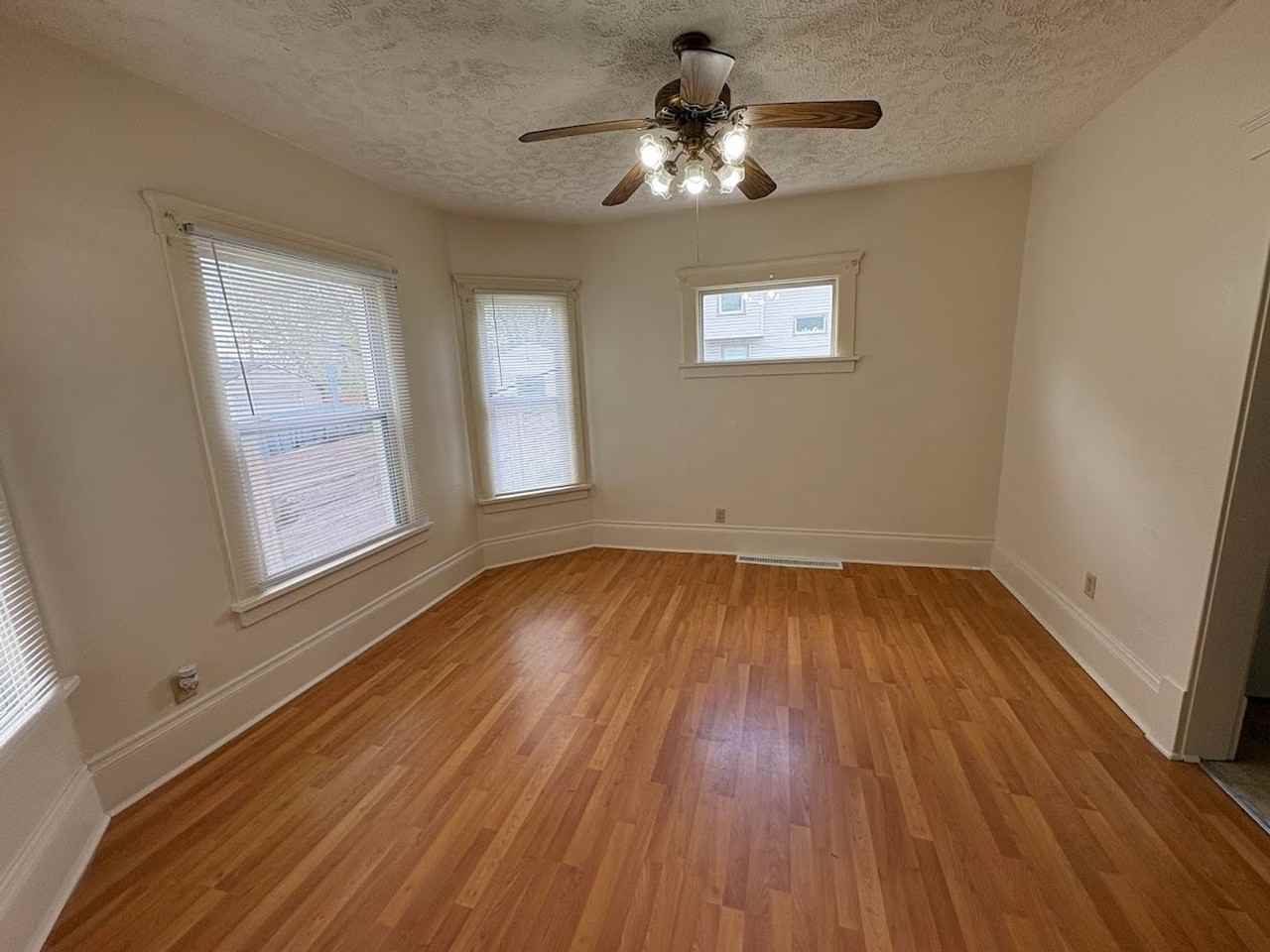 901 Clarendon Ave Sw - Photo 5 of 12