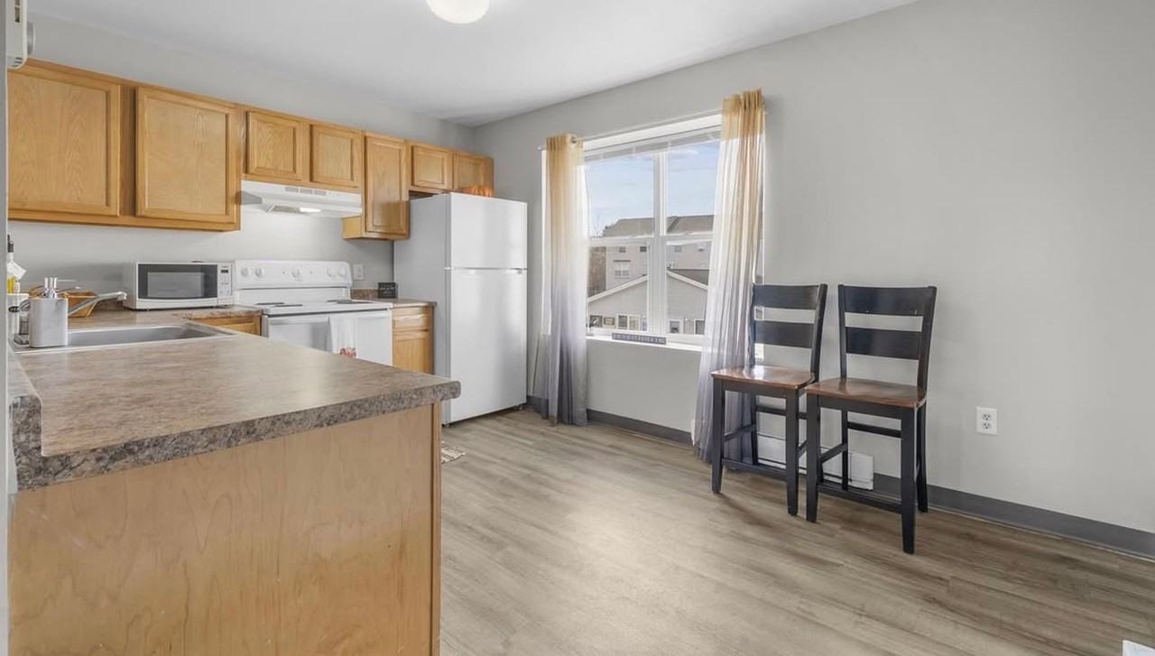 Pine Rock Townhomes  Student Living - Photo 7 of 15