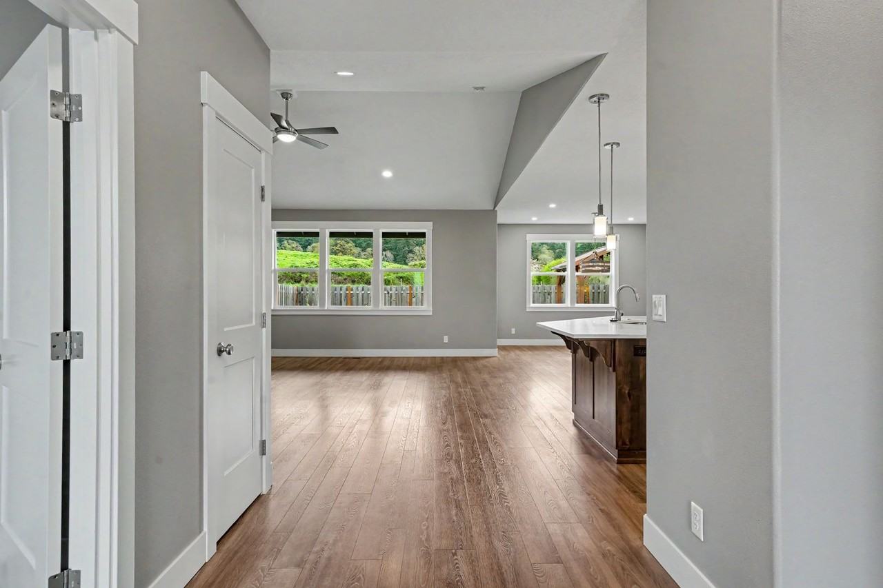 5252 Ava St Se - Photo 5 of 49