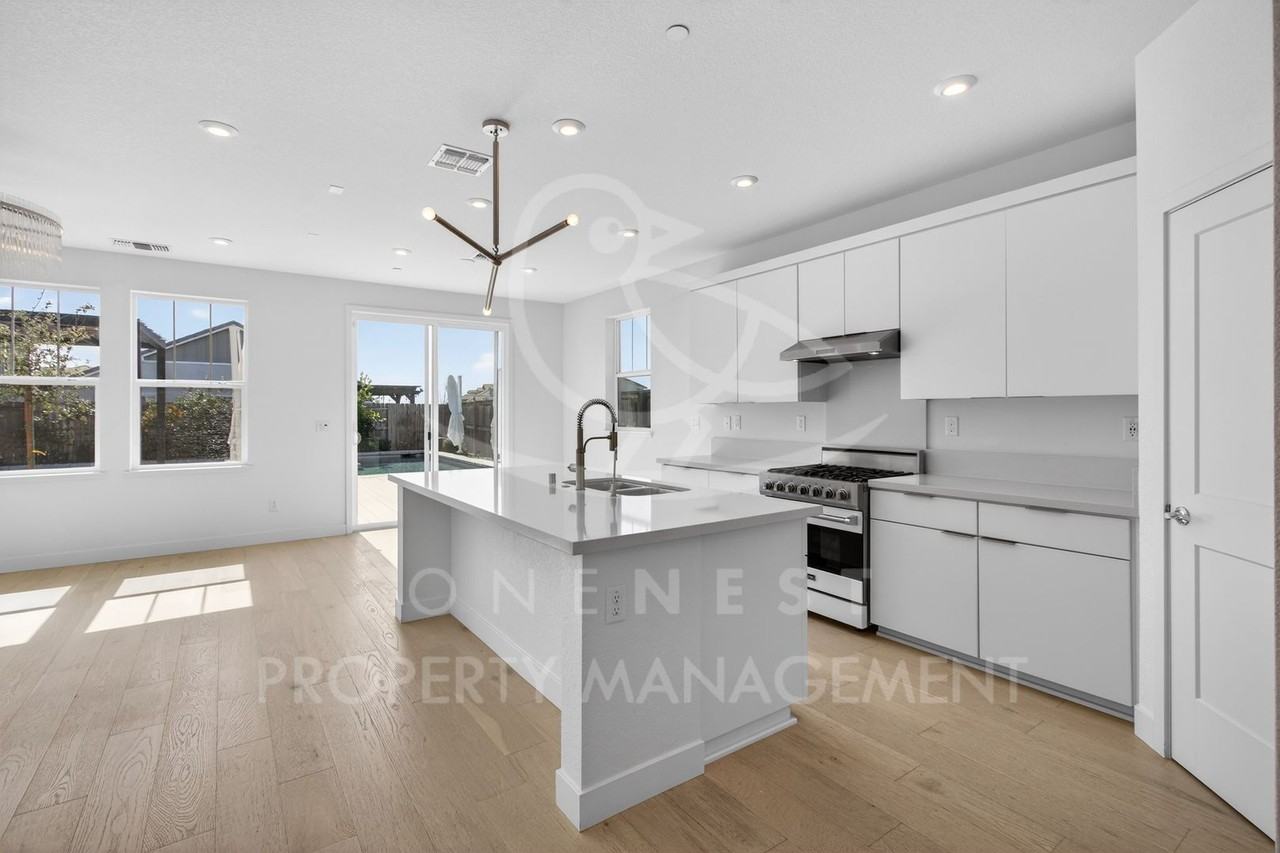 2883 Ridgecrest Dr - Photo 4 of 33