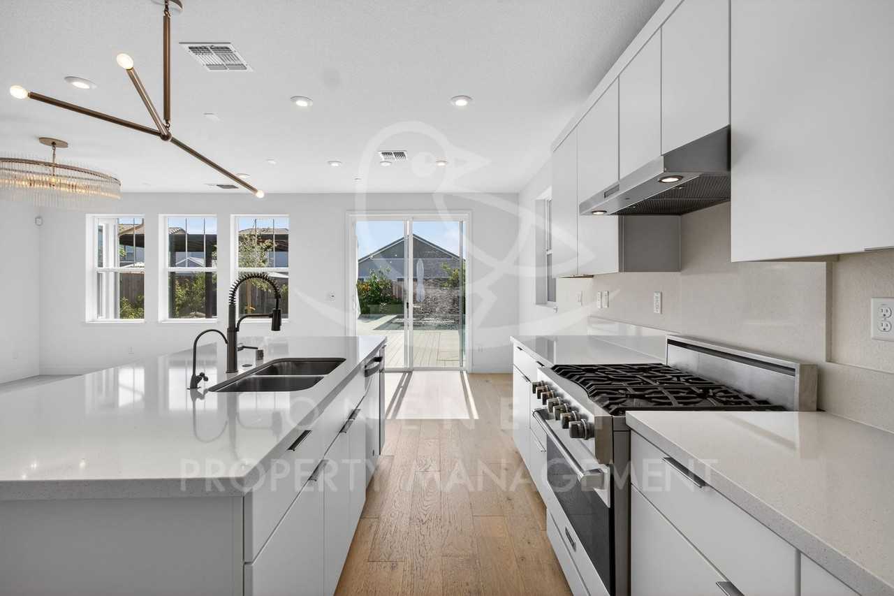 2883 Ridgecrest Dr - Photo 5 of 33