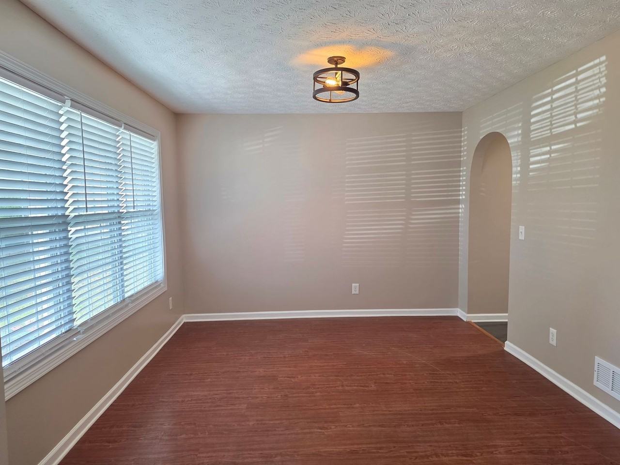 40 Waterloo Ct - Photo 3 of 15