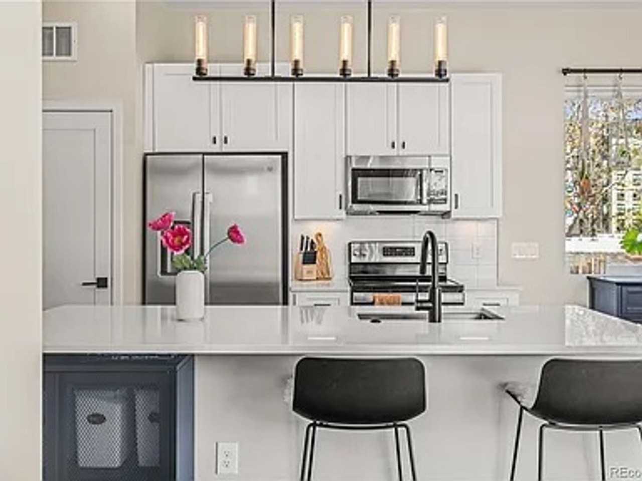 4025 Jason St - Photo 5 of 34