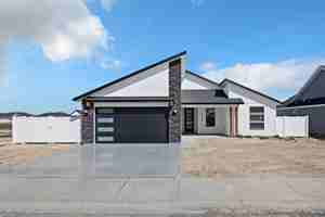 featured image of 1138 Crestview Dr