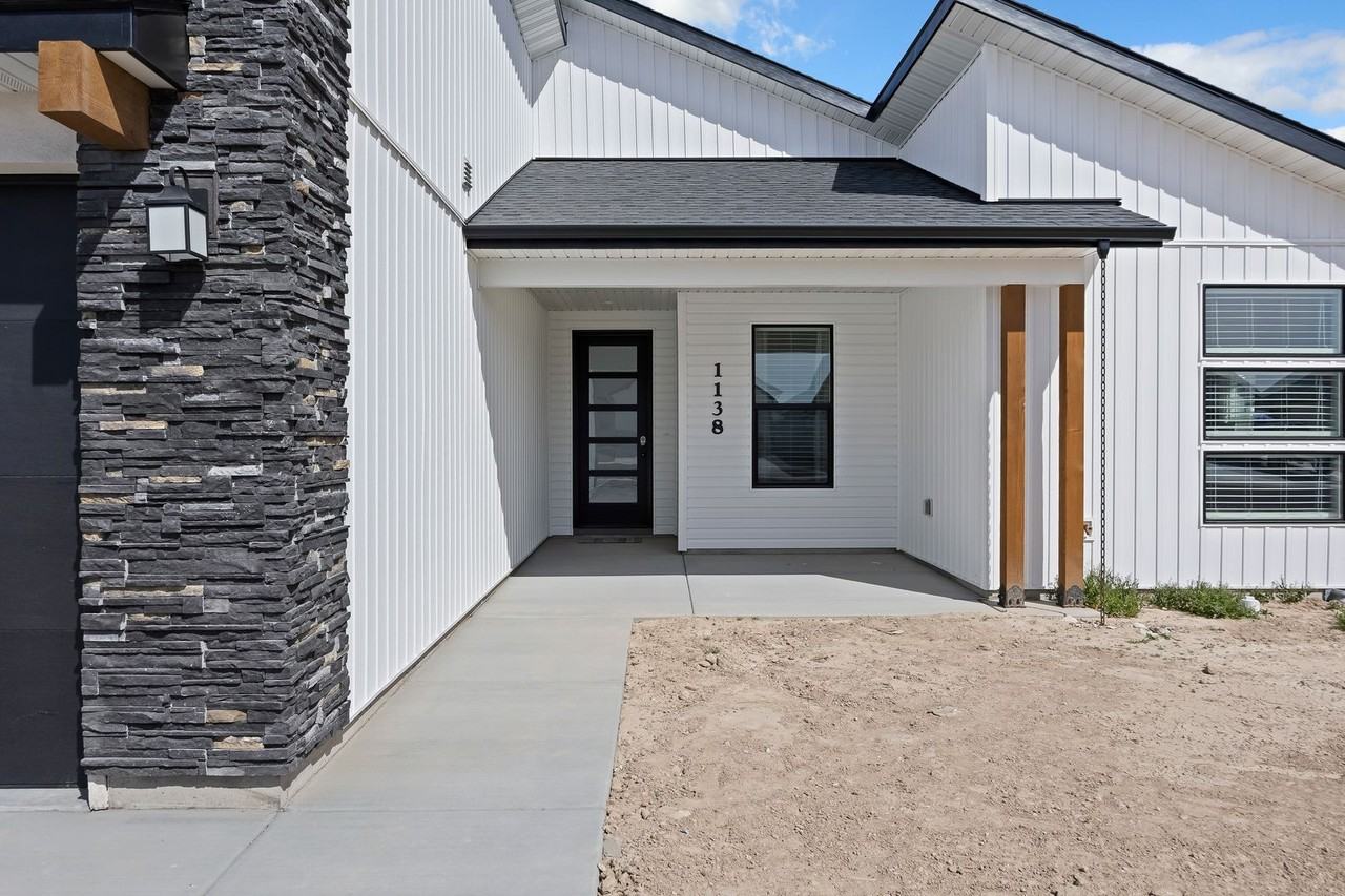 1138 Crestview Dr - Photo 2 of 19