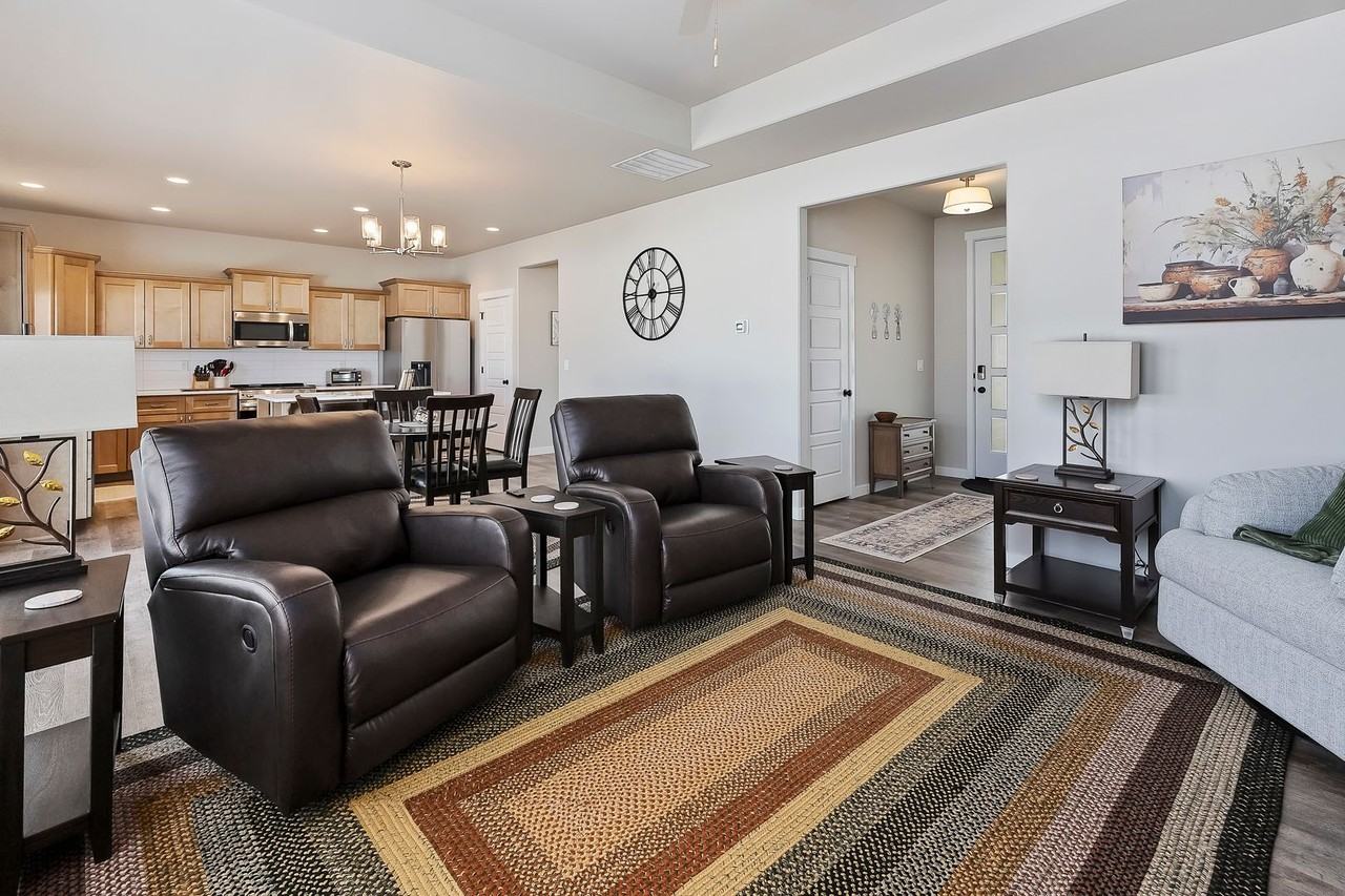 1138 Crestview Dr - Photo 4 of 19