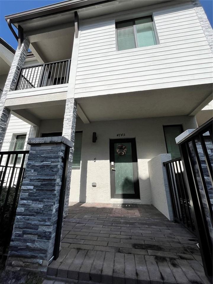 4745 Northwest 83rd Parkway - Photo 7 of 20