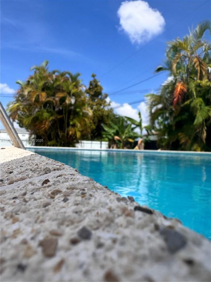 8430 Southwest 32nd Street - Photo 7 of 17