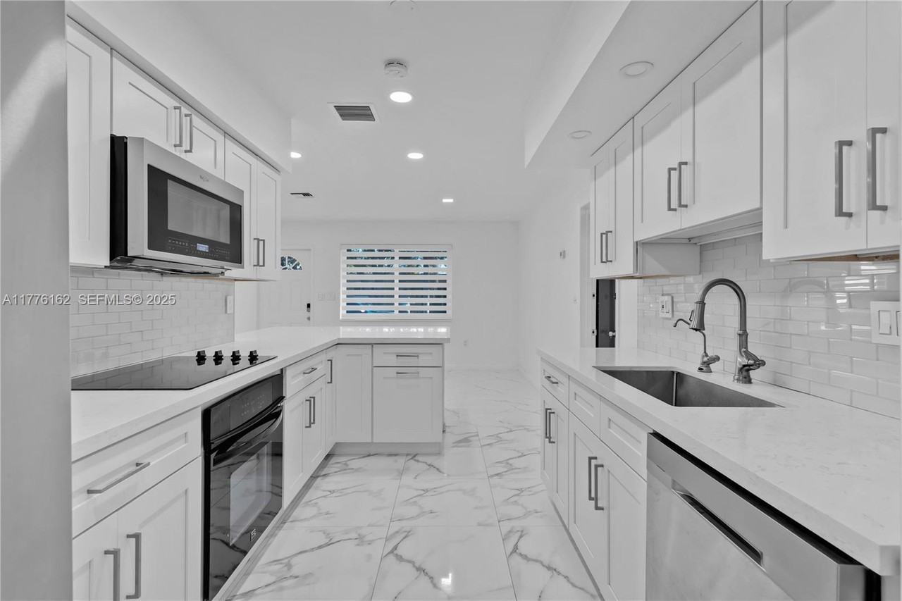 9375 Southwest 181st Street - Photo 6 of 33