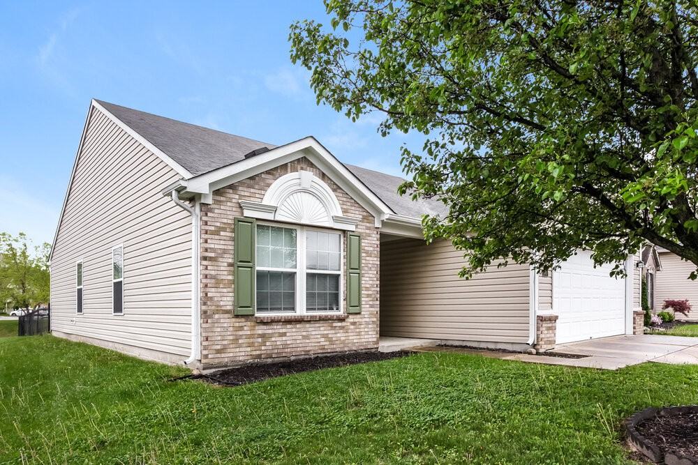 5765 Arlington Dr - Photo 3 of 16