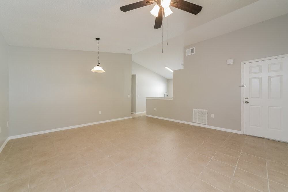 326 Daniels Pointe Dr - Photo 4 of 16