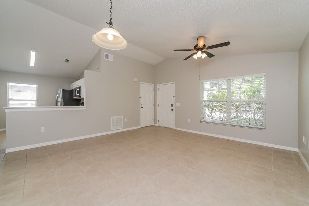 326 Daniels Pointe Dr - Photo 5 of 16