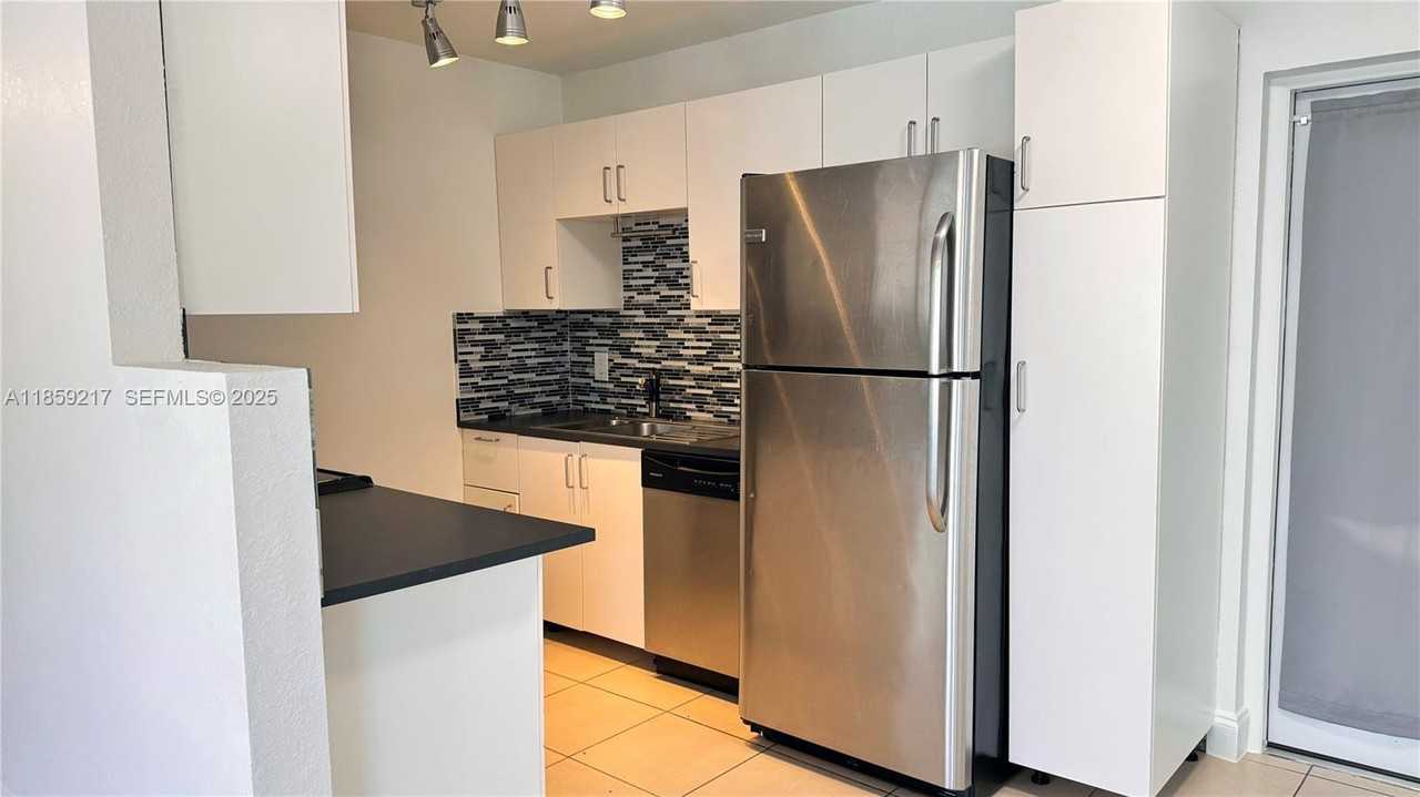 1400 North 70th Avenue #1 - Photo 7 of 31