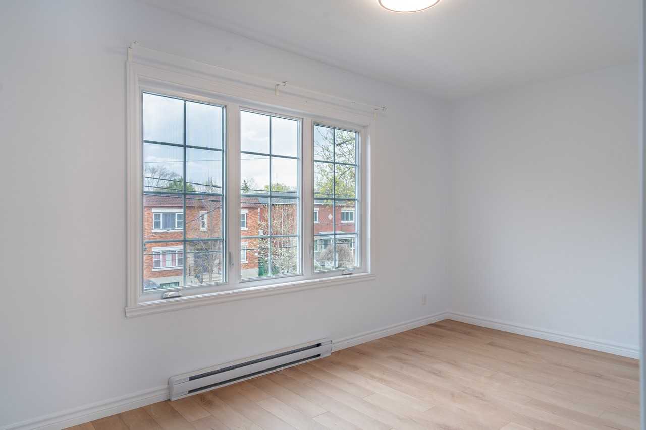 784 Rue Crevier - Photo 3 of 17