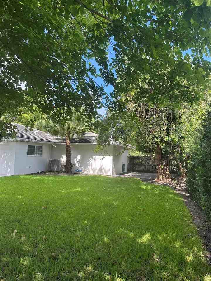 16601 Southwest 92nd Avenue - Photo 3 of 34