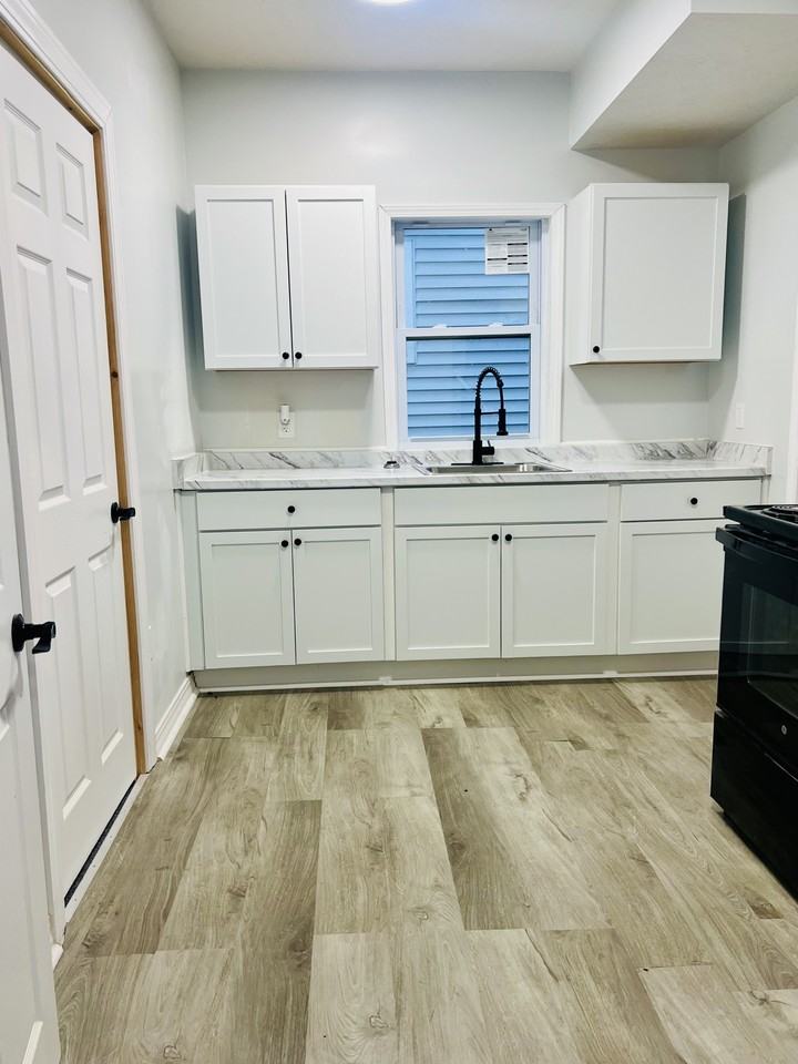 915 W Lapeer St #3 - Photo 2 of 11