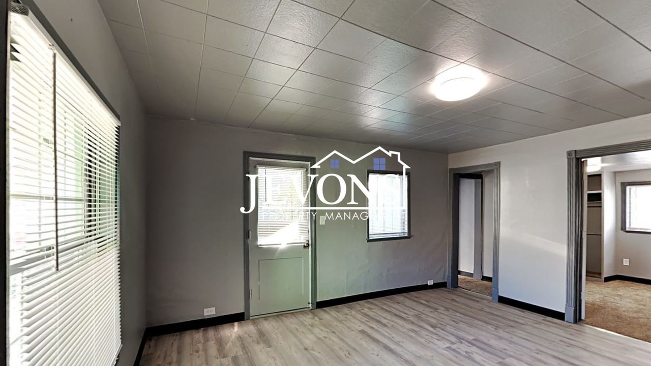 1017 1/2 E Spruce St - Photo 5 of 29