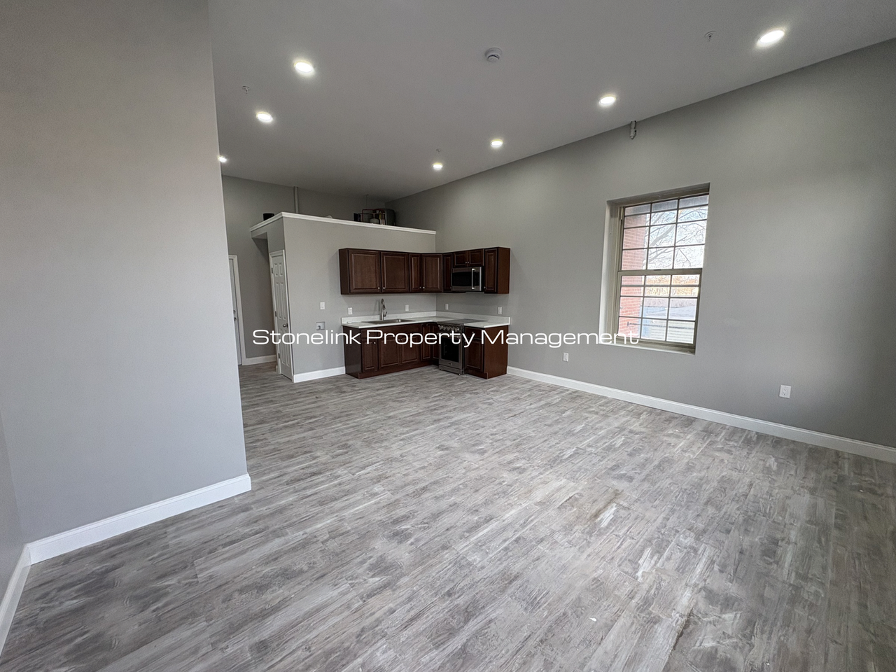 387 Broad Street - Photo 2 of 6