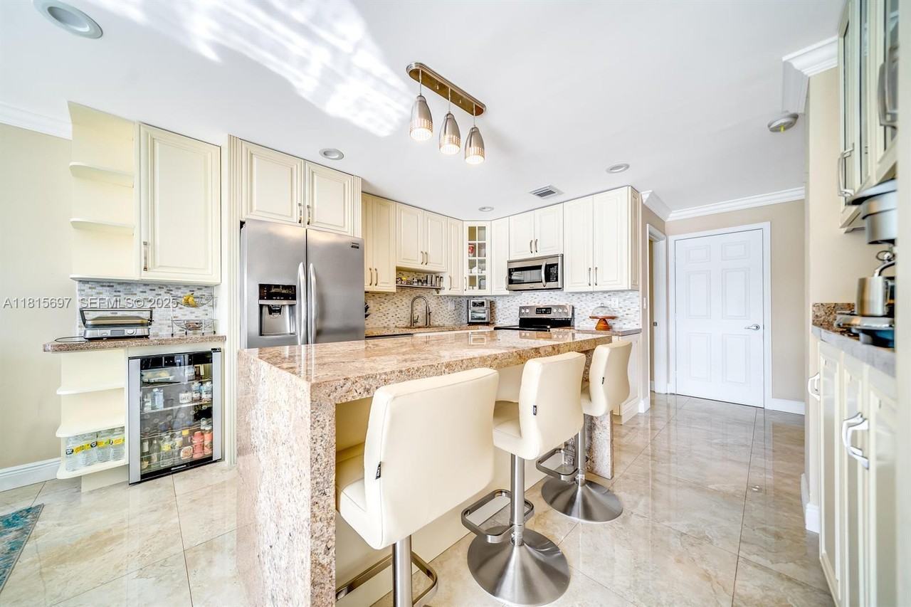 6343 Northwest 36th Avenue - Photo 7 of 38