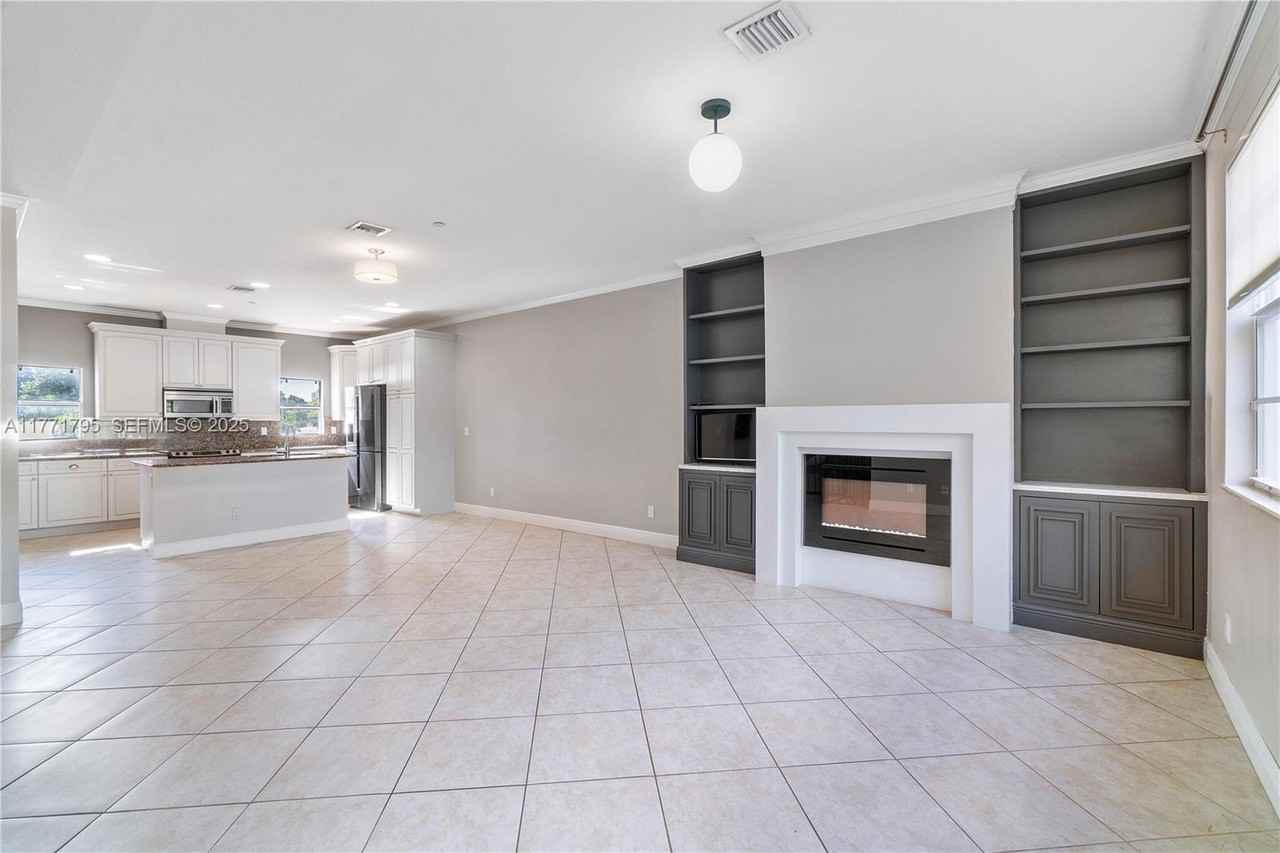 407 Southeast 13th Street - Photo 2 of 21