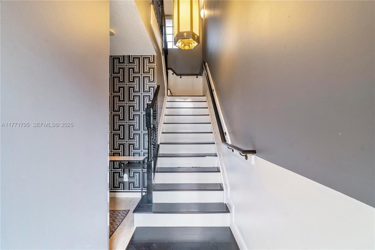 407 Southeast 13th Street - Photo 3 of 21