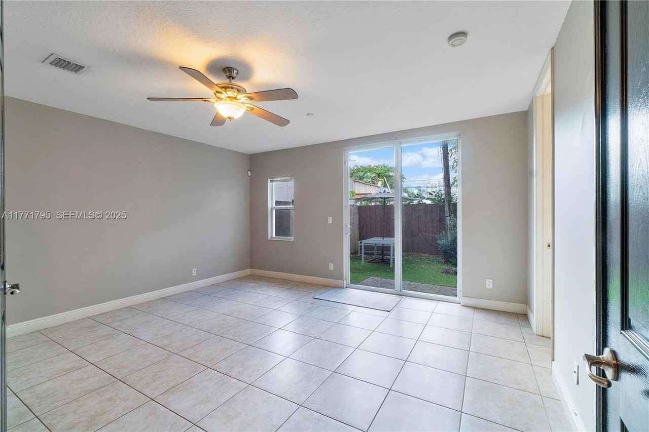 407 Southeast 13th Street - Photo 4 of 21