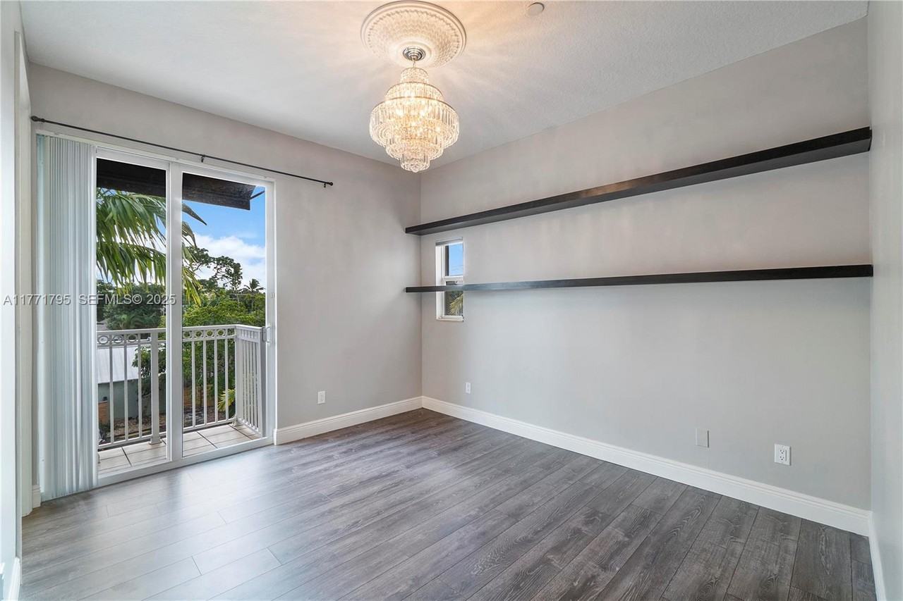 407 Southeast 13th Street - Photo 5 of 21