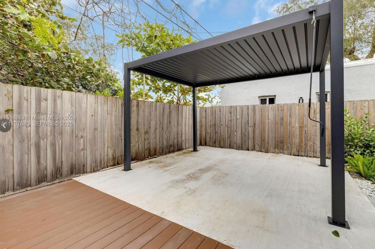 345 Northwest 44th Street #0 - Photo 3 of 12