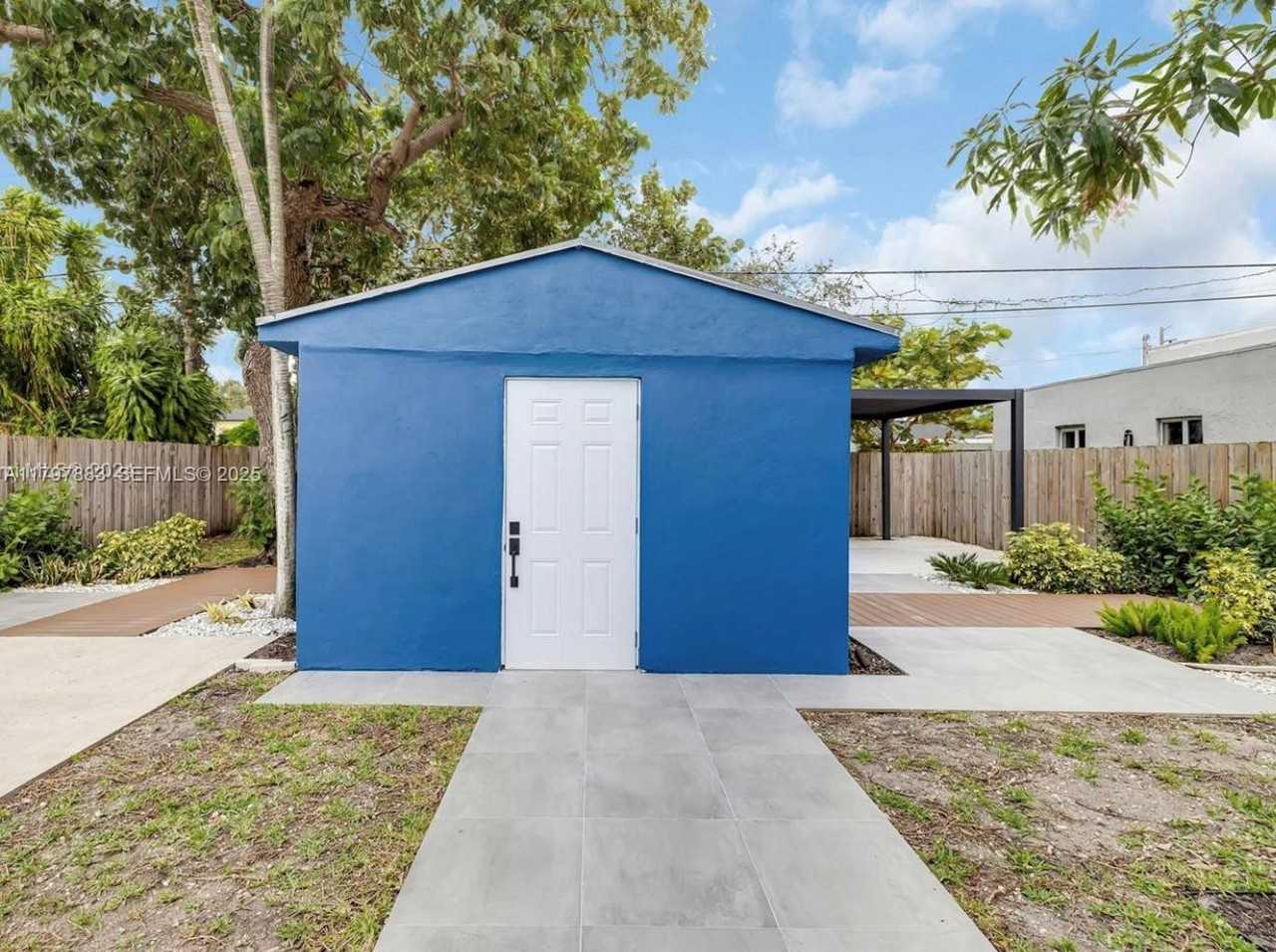 345 Northwest 44th Street #0 - Photo 4 of 12