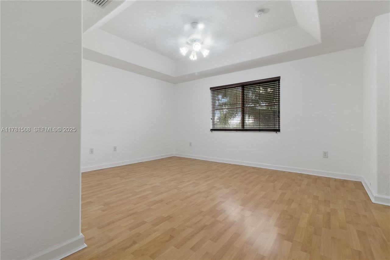 17116 Southwest 39th Court - Photo 2 of 32