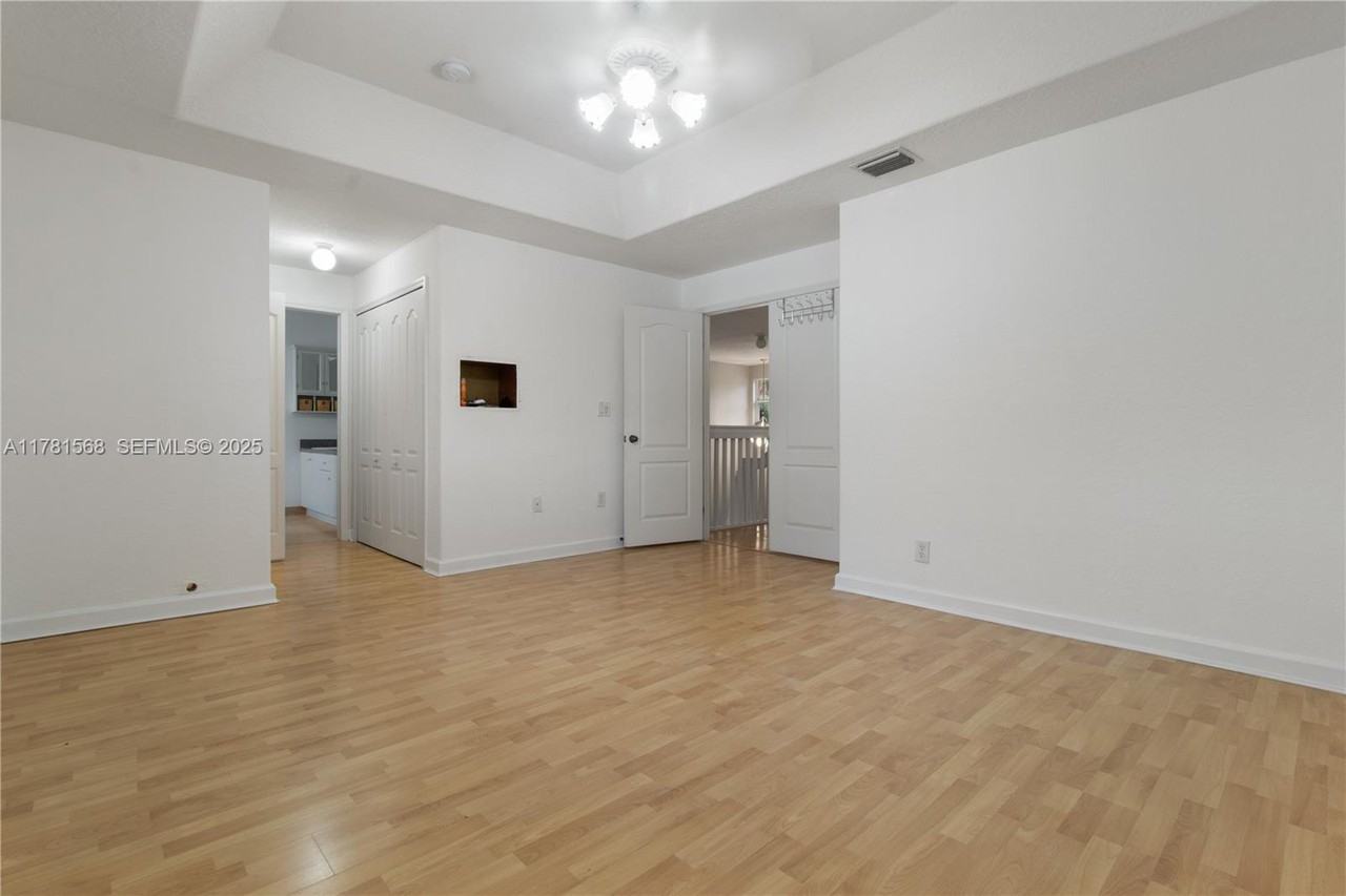 17116 Southwest 39th Court - Photo 4 of 32