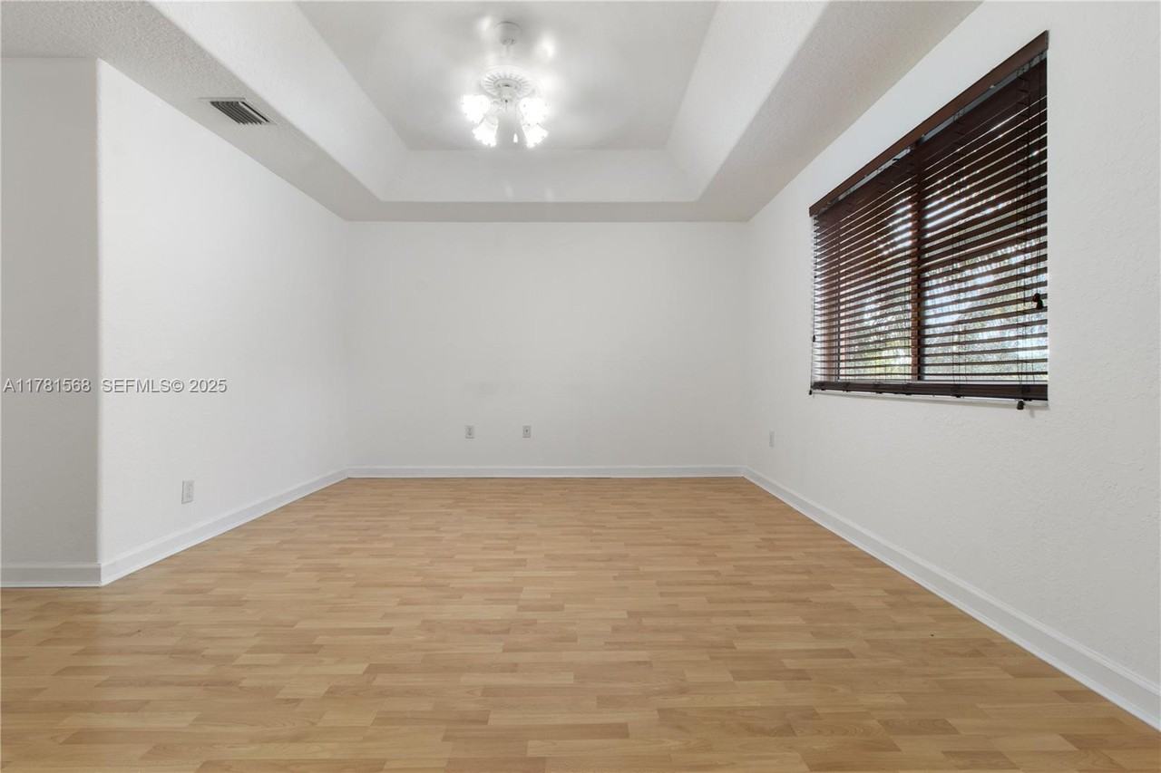 17116 Southwest 39th Court - Photo 5 of 32