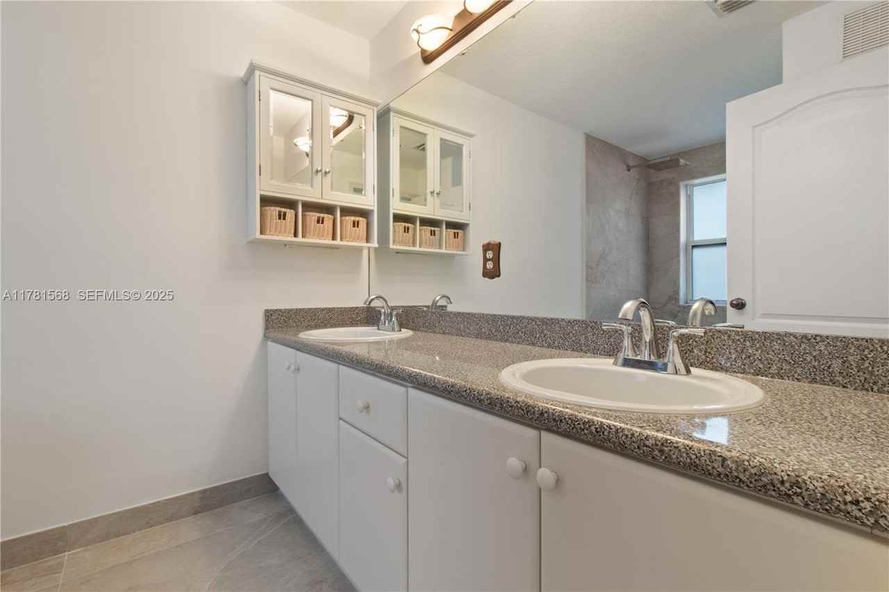 17116 Southwest 39th Court - Photo 6 of 32