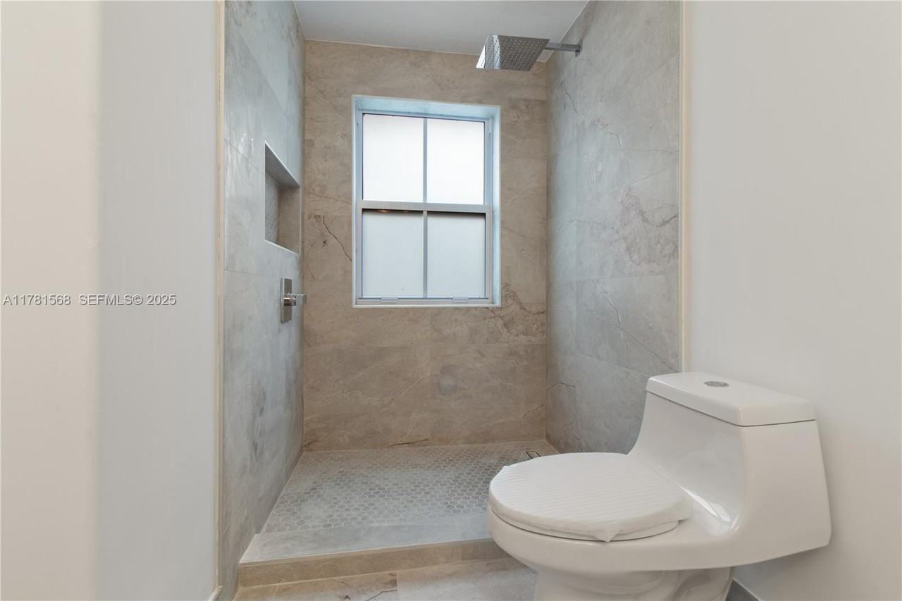 17116 Southwest 39th Court - Photo 7 of 32