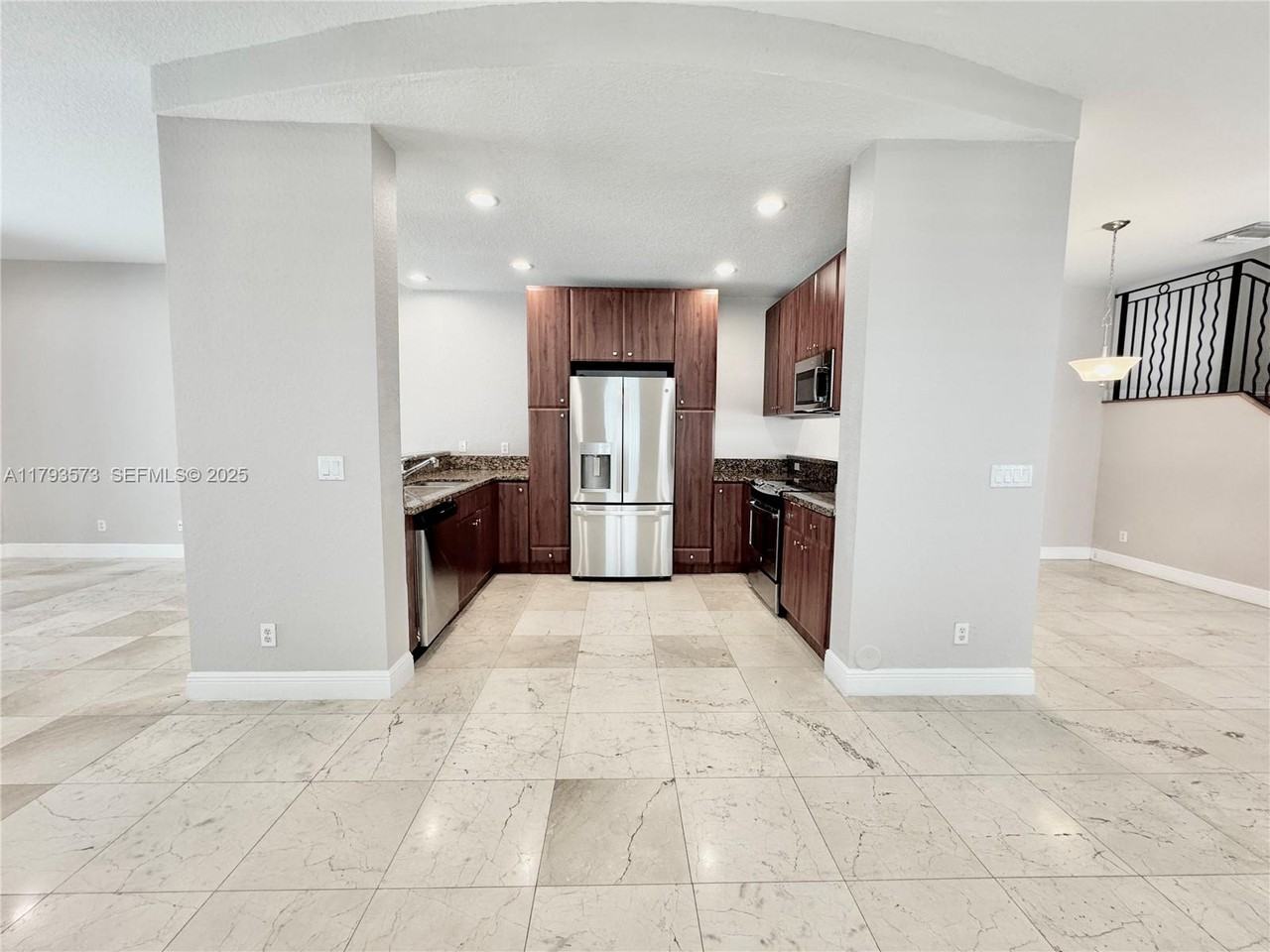504 Southwest 4th Avenue - Photo 4 of 52