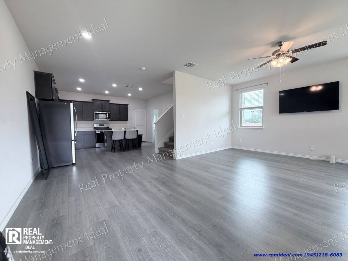 2005 Amarillo Pl - Photo 2 of 9