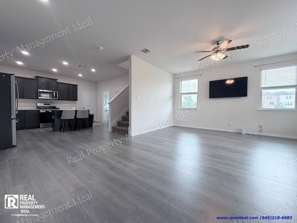 2005 Amarillo Pl - Photo 3 of 9