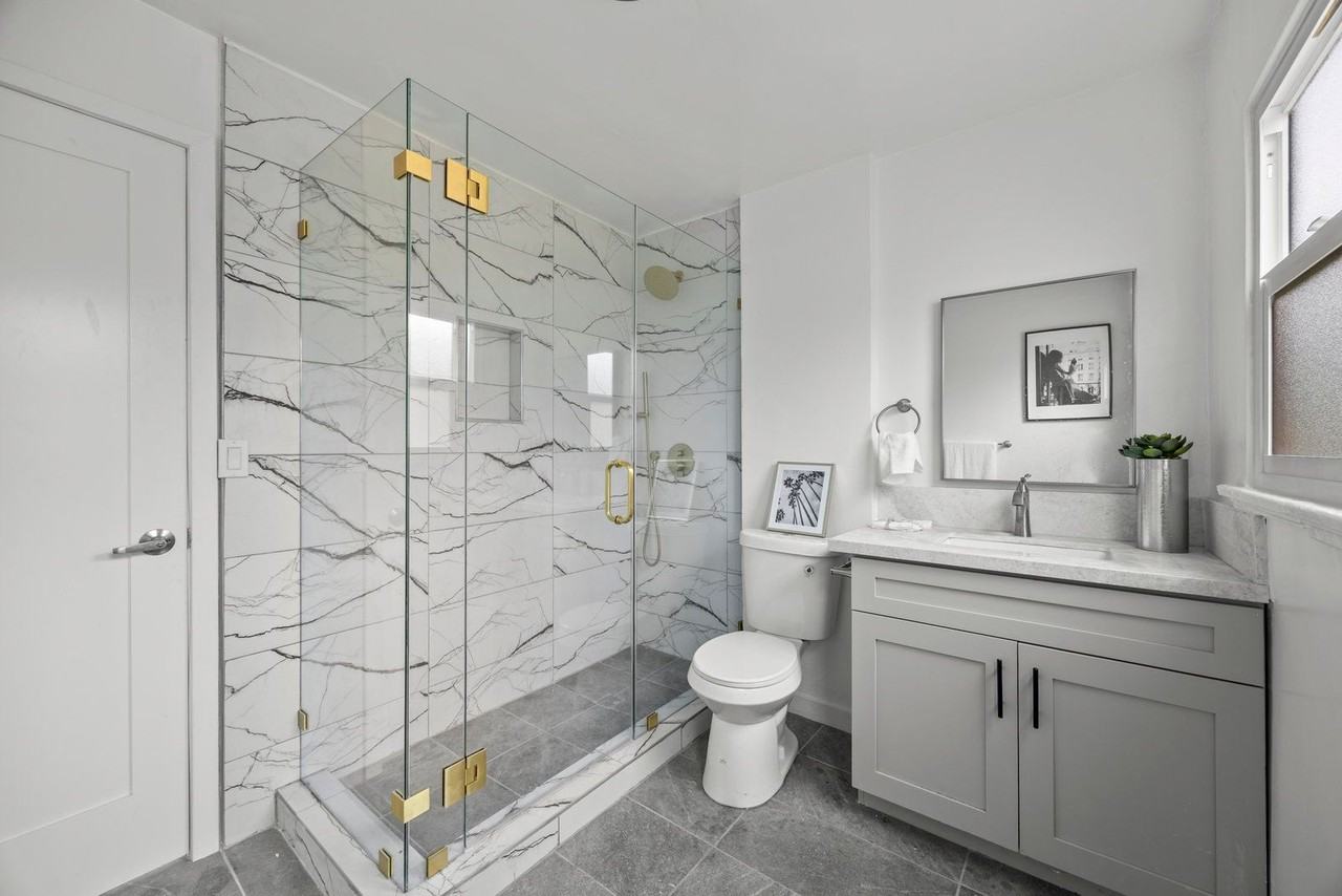 1510 W 52nd St #1510 - Photo 4 of 33