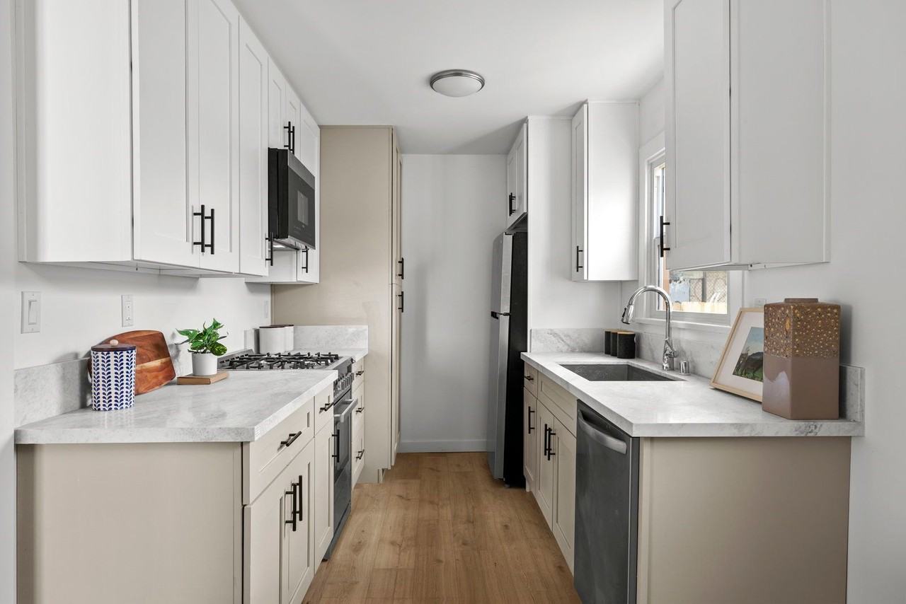 1510 W 52nd St #1510 - Photo 7 of 33