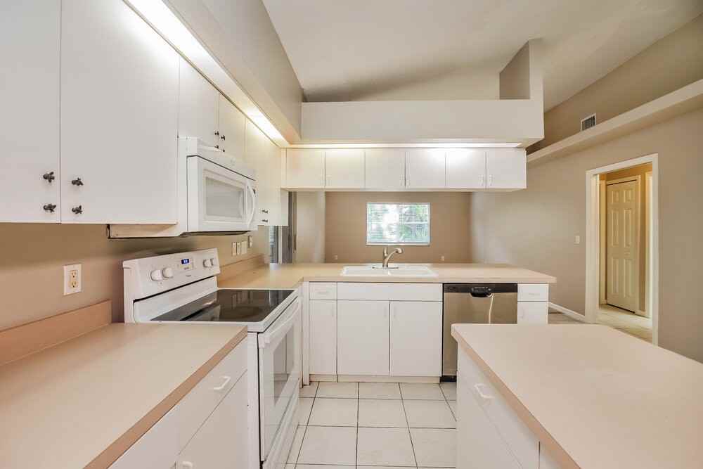 710 Fullerton Ave S - Photo 6 of 16