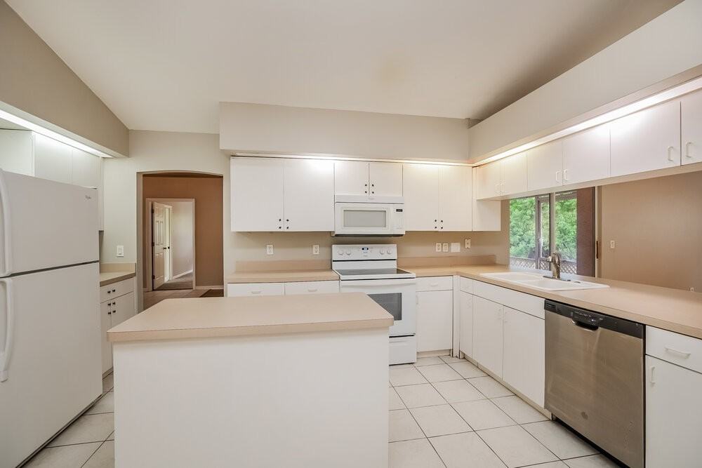 710 Fullerton Ave S - Photo 7 of 16