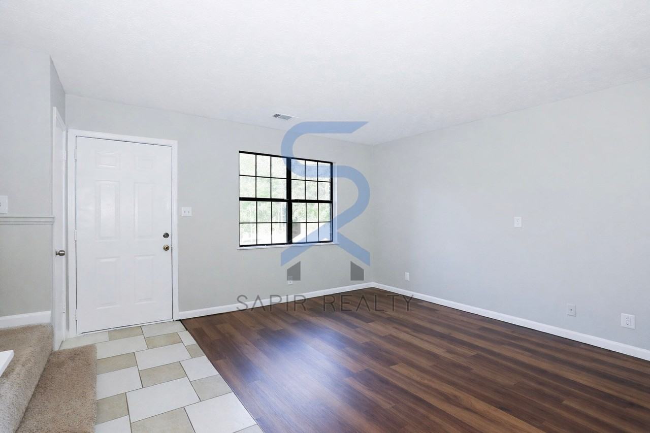 320 Sprucewood Ct - Photo 2 of 14