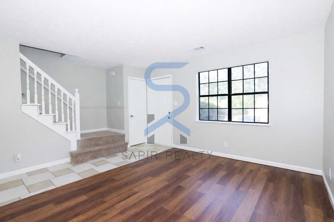 320 Sprucewood Ct - Photo 3 of 14