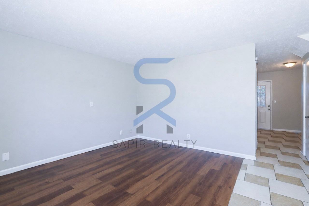 320 Sprucewood Ct - Photo 4 of 14