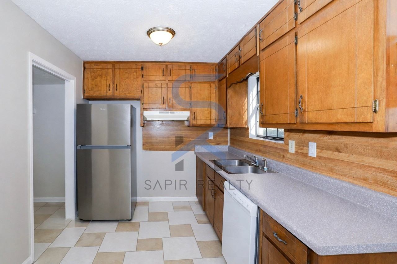 320 Sprucewood Ct - Photo 6 of 14