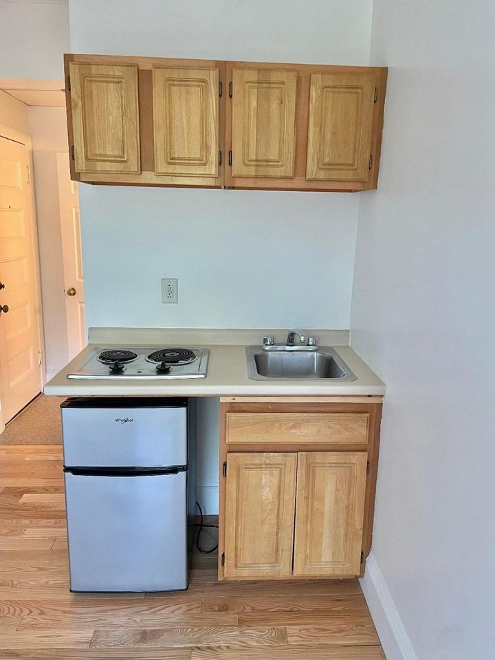 1061 Beacon St #9 - Photo 3 of 4